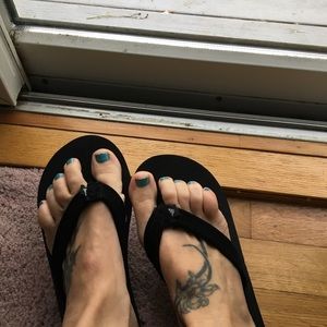 Worn once. Size 7 Roxy flip flops